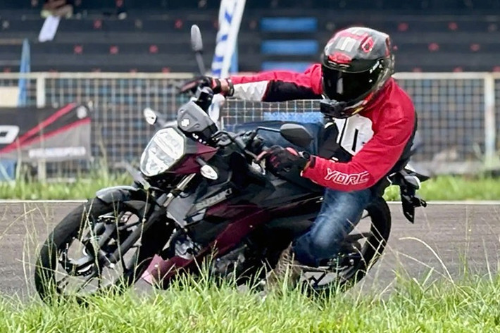 Suzuki Satria 2026 còn được tích hợp hệ thống Clutch Assist System hỗ trợ giảm lực bóp côn và giảm trượt khi dồn số, tạo cảm giác lái xe êm ái cho người lái. Suzuki Satria còn có tên gọi khác là Raider 150 tại thị trường Việt Nam, được định vị ở phân khúc xe côn tay thể thao 150 phân khối, cạnh tranh Honda Winner và Yamaha Exciter…