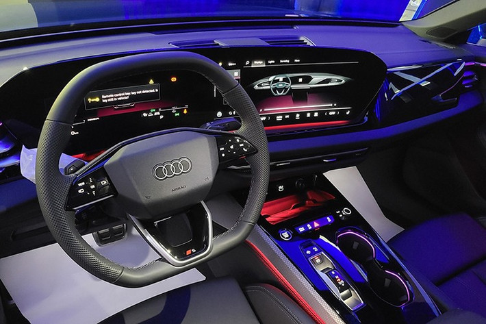 Các trang bị tiện nghi khác của Audi A5 mới bao gồm điều hòa tự động cao cấp 3 vùng, tựa tay trung tâm tiện nghi phía trước, ngăn chứa điện thoại với chức năng sạc cảm ứng và các cổng USB với chức năng sạc cho cả hai hàng ghế. Nẹp bậc cửa chiếu sáng và gói đèn nội thất nâng cấp có thể tùy chỉnh, cá nhân hóa không gian theo sở thích cũng được trang bị cho xe.