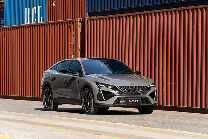 THACO Auto đã chính thức công bố mẫu Peugeot 408 phiên bản kỷ niệm 215 năm ra đời của hãng xe Pháp, mang tên Legend Edition. Có ba phiên bản được mở bán giống như 408 thông thường, gồm có Allure, Premium và GT, mức giá lần lượt 1,039 tỷ; 1,139 tỷ và 1,289 tỷ đồng.