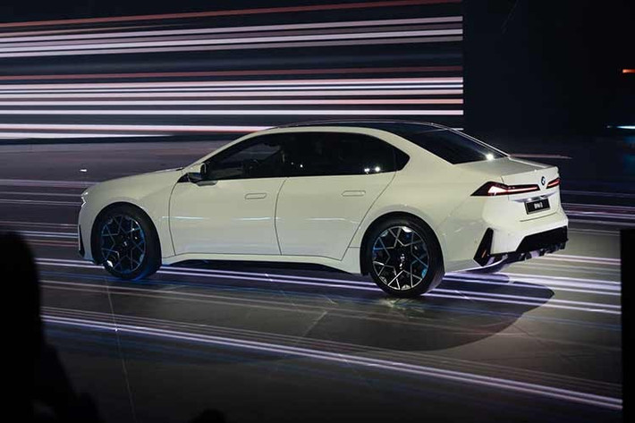 Tổng thể thân xe BMW i3 chạy điện được xử lý tối giản, với các đường nét gọn gàng, vòm bánh cơ bắp và tay nắm cửa ẩn dạng pop-out. Phía sau là cụm đèn hậu LED hình chữ L hiện đại. Xe có tùy chọn mâm lên tới 21 inch cùng màu sơn mới M Le Castellet Blue.