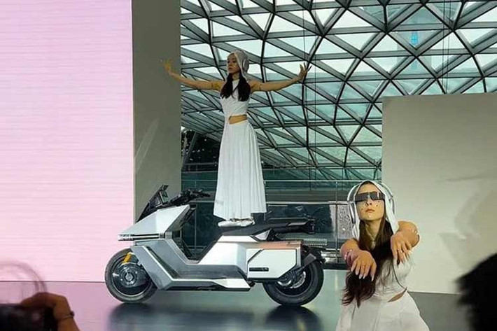 Khác với xe máy điện thông thường, mẫu xe ga điện Omo X được thiết kế với mô-đun Control Moment Gyroscope. Đây là hệ thống con quay hồi chuyển có độ chính xác cao, giúp tạo lực ổn định để giữ thân xe luôn ở trạng thái thẳng đứng.