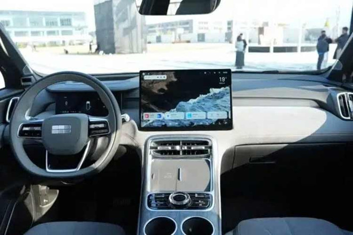 Nội thất tiếp tục là điểm mạnh quen thuộc của các mẫu SUV Trung Quốc, nhưng Geely Galaxy M7 vẫn có những chi tiết tạo sự khác biệt. Theo đó, xe được trang bị các nút điều khiển dạng pha lê đẹp mắt trên bệ trung tâm. Bên cạnh đó là một núm xoay pha lê cỡ lớn, có thể tùy chỉnh để điều khiển nhiều chức năng như tốc độ quạt gió hoặc nhiệt độ.