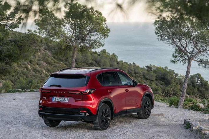 Tại thị trường Mỹ, CX-5 mới đã tăng giá từ 3–9% tùy phiên bản. Nếu xu hướng này được áp dụng tại Australia, giá khởi điểm của mẫu SUV cỡ trung có thể rơi vào khoảng 42.000 AUD (29.620 USD). Hiện tại, Mazda CX-5 đang được bán với giá từ 37.240 AUD (26.260 USD).