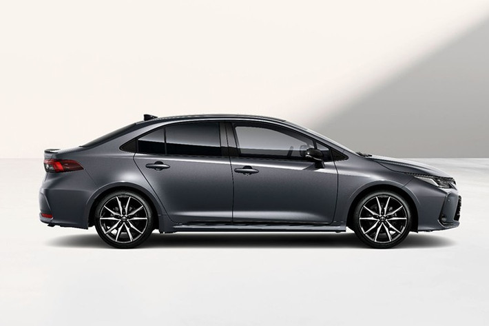 Corolla Altis 2026 tại Thái Lan được phân phối với bốn phiên bản gồm 1.8 G CVT (909.000 baht), HEV Smart (949.000 baht), HEV Premium (1.009.000 baht) và HEV GR Sport (1.129.000 baht). Bên cạnh việc bổ sung phiên bản hybrid tiêu chuẩn mới, Toyota cũng thay thế phiên bản 1.8 Sport trước đây bằng 1.8 G, với giá bán thấp hơn khoảng 70.000 baht.