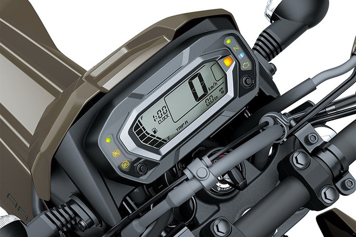 Thanh bảo vệ bên hông nhỏ gọn được lắp sẵn để bảo vệ phần lốc máy trong trường hợp té ngã. Ngoài ra, ốp bảo vệ tay lái cũng là trang bị tiêu chuẩn, giúp bảo vệ tay người lái khỏi va quệt với cây cối hay đá văng khi di chuyển trên đường mòn.