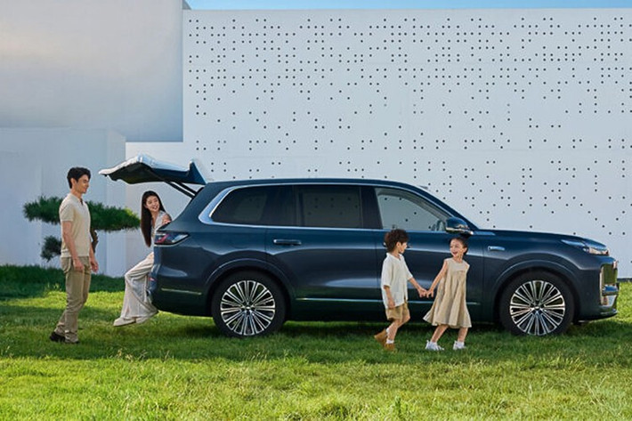 Galaxy M9 sử dụng hệ thống hybrid Geely EM-P 2.0 với động cơ xăng 1.5L tăng áp công suất 160hp kết hợp 3 mô tơ điện, cho tổng công suất 870 mã lực và momen xoắn 1.165 Nm.