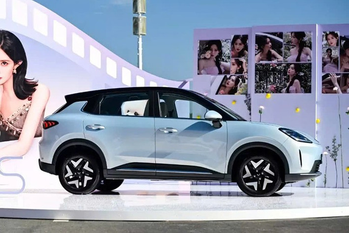 Wuling Bingo S về cơ bản là phiên bản cao cấp hơn của dòng xe điện giá rẻ Bingo hiện đang bán ở nhiều thị trường, bao gồm cả Việt Nam. Đồng thời, đây là phiên bản thứ 3 của dòng xe này, sau Bingo và Bingo Plus.