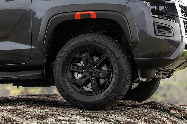 Nâng cấp lên Navara 2026 bản ST, người dùng sẽ phải chi từ 56.765 AUD (khoảng 39.809 USD - khoảng hơn 1 tỷ đồng). Phiên bản này được bổ sung đèn sương mù LED, mâm hợp kim 17 inch màu bạc, gương chiếu hậu có chức năng sưởi, tự động gập và tích hợp xi-nhan.