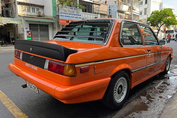 BMW E21 là thế hệ đầu tiên của dòng xe BMW 3 Series, một dòng xe hạng sang cỡ nhỏ. E21 được sản xuất để thay thế cho dòng BMW 02 Series. Dòng xe này chỉ được sản xuất với kiểu dáng thân xe sedan/coupé hai cửa thể thao (ngoại trừ các phiên bản mui trần do Baur sản xuất).