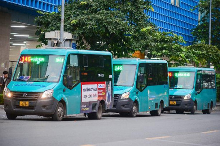 Chỉ thị 20 của Thủ tướng Chính phủ yêu cầu đẩy mạnh giải pháp giảm phát thải. Theo đó, UBND TP Hà Nội giao Sở Nông nghiệp &amp; Môi trường phối hợp các đơn vị liên quan xây dựng kế hoạch chi tiết, để trình phê duyệt trước ngày 25/7/2025. Sau khi ban hành, lộ trình dự kiến cho thấy: từ ngày 1/7/2026, Hà Nội chính thức cấm lưu thông xe máy, mô tô sử dụng nhiên liệu hóa thạch (xăng, dầu) trong nội đô Vành đai 1. Các biện pháp chuẩn bị bao gồm hỗ trợ đổi xe cũ sang xe điện, triển khai các loại phương tiện công cộng thích hợp và xây dựng hạ tầng phù hợp.