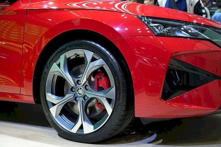 Ngoài ra, mẫu xe sedan Skoda Octavia 2025 còn được thiết kế khe gió hình tam giác trên đầu xe và 2 ống xả phía sau. Hệ thống treo thể thao giúp bản RS sở hữu khoảng sáng gầm thấp hơn 15 mm so với các bản còn lại.