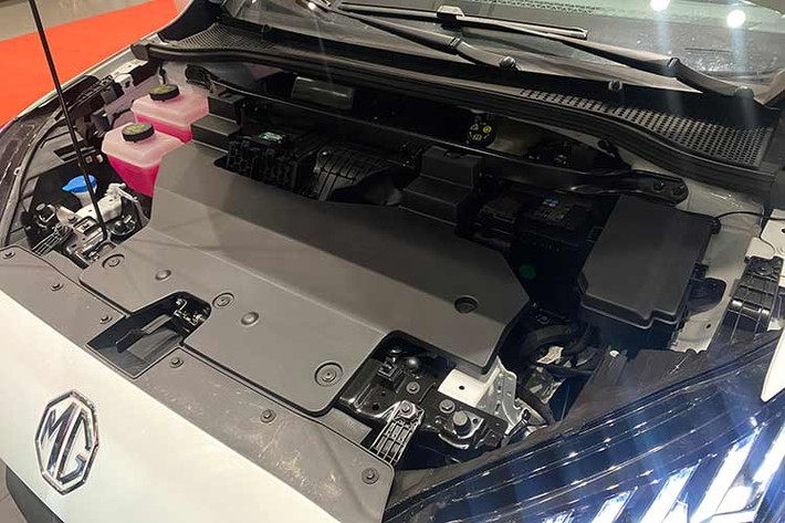 Thêm vào đó là những trang bị an toàn như 6 túi khí, phanh tay điện tử, tự động giữ phanh tạm thời, hệ thống cân bằng điện tử, hỗ trợ khởi hành ngang dốc, cảm biến áp suất lốp, cảnh báo/hỗ trợ giữ làn và hệ thống kiểm soát hành trình thích ứng.