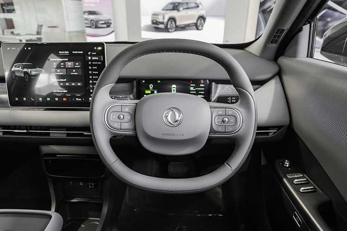 Bên trong xe, Dongfeng Vigo được trang bị ghế trước chỉnh điện 6 hướng, ghế lái có thêm tính năng nhớ vị trí và thông gió. Nội thất bọc da thuần chay và phối màu xám nhạt-đen. Các tiện nghi khác gồm sạc không dây, đèn viền nội thất có thể tùy chỉnh và đồng bộ theo nhạc, điều hòa tự động kèm lọc bụi mịn PM2.5.