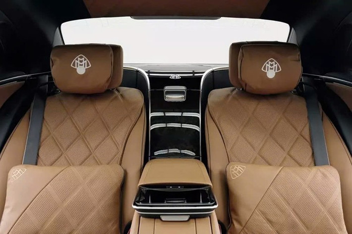 Bên trong, phiên bản V12 Edition tiếp tục duy trì sự độc quyền và sang trọng này. Da Nappa màu nâu yên ngựa kết hợp với ốp gỗ óc chó Burr, trải dài khắp cabin, bao gồm cả vô lăng được chế tác thủ công.