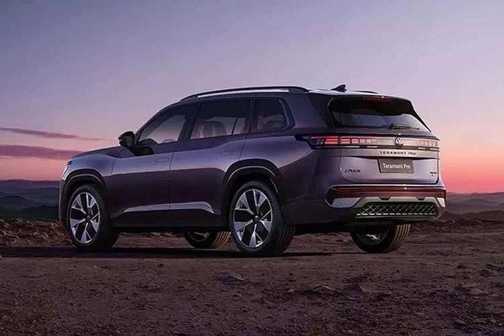 Volkswagen Teramont Pro 2026 sở hữu ngôn ngữ thiết kế hình hộp cứng cáp nhưng không kém phần sang trọng với lưới tản nhiệt kín, dải LED xuyên suốt và cụm đèn pha hai tầng hiện đại tương tự "người anh em" Teramont X.