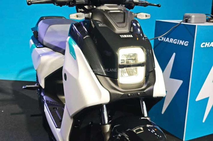 Về ngoại hình, Yamaha EC-06 206 chọn phong cách góc cạnh, hiện đại và sắc nét thể hiện rõ tinh thần “Neo-Futuristic” mà Yamaha đang theo đuổi trong mảng xe điện. Hệ thống đèn chiếu sáng và đèn hậu đều sử dụng công nghệ LED tiêu chuẩn, mang lại hiệu suất ánh sáng cao.