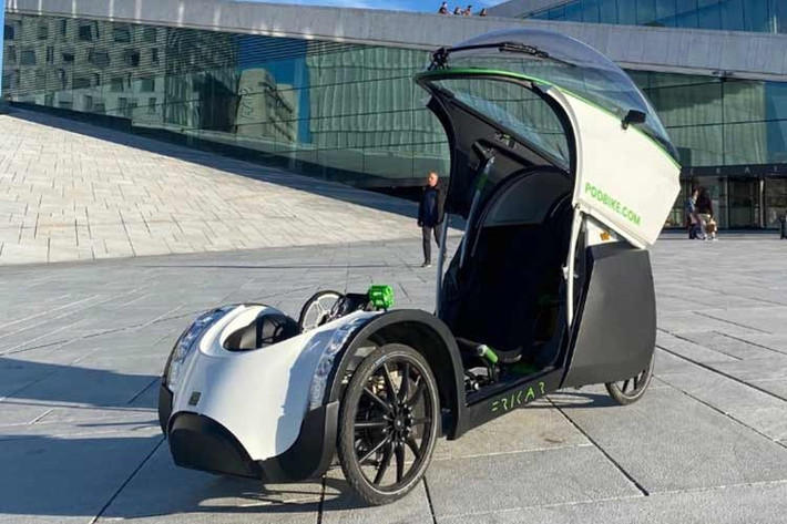 Mái che của TwoZero có thể mở lên cao, giúp việc ra vào xe thuận tiện sau khi làm quen. Điểm khác biệt nằm ở hệ thống thông gió tích hợp ngay trên mái, gồm quạt và bộ lọc không khí, giúp khoang lái luôn thoáng mát, đặc biệt hữu ích trong điều kiện nóng ẩm.