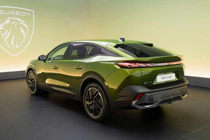 Cuối cùng là biến thể 408 Hybrid 145 e-DCS6 sử dụng động cơ xăng tăng áp 1.2L ba xi-lanh kết hợp với mô-tơ điện tích hợp trong hộp số tự động 6 cấp. Tổng công suất đạt 145 mã lực, với mức tiêu thụ nhiên liệu công bố là 5 lít/100 km. Peugeot cho biết hệ thống có thể vận hành ở chế độ thuần điện tới 50% thời gian khi di chuyển trong đô thị.