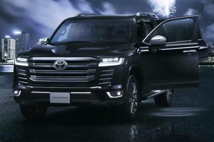Thiết kế ngoại thất của Toyota Land Cruiser HV 2026 mới không thay đổi so với phiên bản động cơ đốt trong. Tuy nhiên, Toyota đã bổ sung thêm cản trước thể thao, logo HEV cùng ký tự 457TT để phân biệt với bản thông thường.