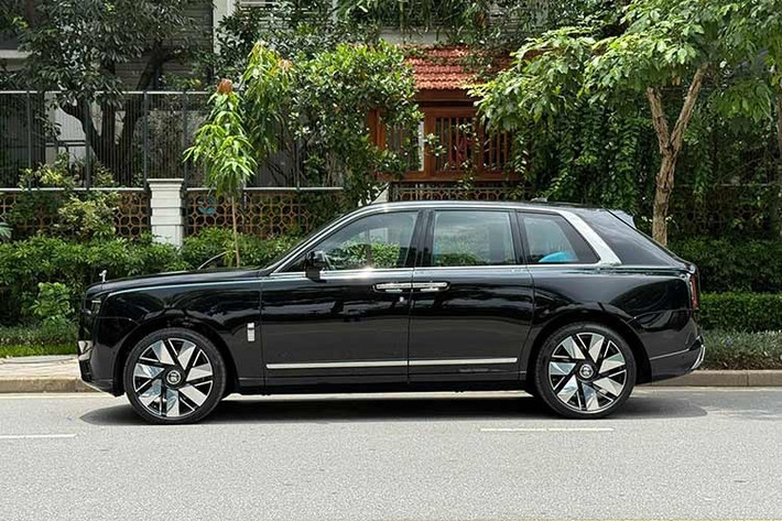 Rolls-Royce Cullinan Series II vẫn sử dụng động V12 dung tích 6.75 lít với hiệu năng tương tự Series I, cho công suất 563 mã lực và 850 Nm mô-men xoắn, đi kèm hộp số tự động 8 cấp cùng chức năng sang số bằng tín hiệu vệ tinh (để nhận diện địa hình và sang số phù hợp).