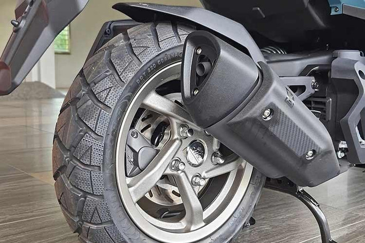 Xe sử dụng mâm 13 inch cho cả bánh trước và sau, đi kèm lốp kích thước 120/70 phía trước và 130/70 phía sau. Đi kèm với đó, xe vẫn được trang bị hệ thống kiểm soát lực kéo giúp tăng độ ổn định khi vận hành, trong khi phanh ABS hai kênh đảm bảo an toàn khi phanh gấp.