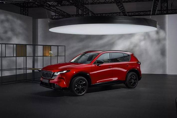 Mazda CX-5 2026 thế hệ thứ ba ra mắt từ tháng 7/2025, tuy nhiên đến nay mới được hãng công bố giá tại thị trường Mỹ. Theo đó, giá khởi điểm của mẫu xe Nhật này tại Mỹ là từ 29.990 USD (khoảng 788 triệu đồng), chưa bao gồm phí vận chuyển 1.495 USD (khoảng 39 triệu đồng).