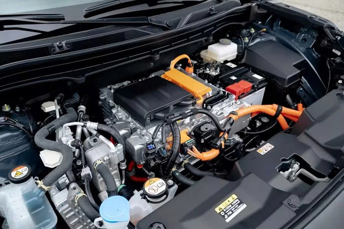 Xe cũng được trang bị hệ thống quản lý nhiệt cho điều kiện cực lạnh và cực nóng, và chương trình chăm sóc Pin Toyota đảm bảo duy trì tối thiểu 70% dung lượng ban đầu của pin trong một thập kỷ hoặc lên đến 1 triệu km.