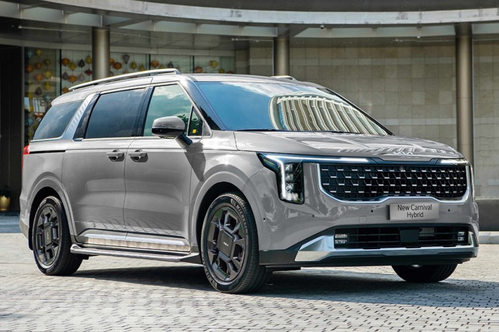 Kia Việt Nam vừa ra mắt New Carnival Hybrid phiên bản Premium, mở rộng danh mục Carnival Hybrid tại thị trường trong nước. Phiên bản mới được phân phối với ba cấu hình gồm Hybrid Premium tiêu chuẩn, Hybrid Premium kèm tùy chọn cá nhân hóa màu nội thất và Hybrid Premium kết hợp hàng ghế 2 VIP cùng màu nội thất mới.