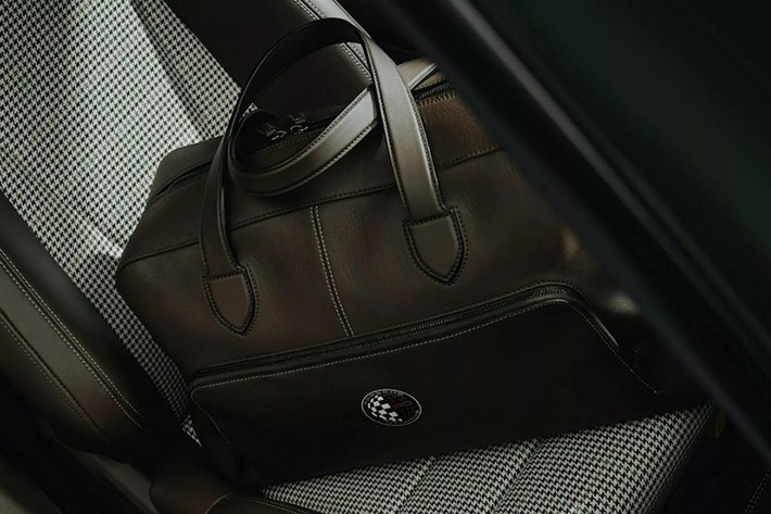 Công ty đặc biệt tự hào về chiếc đồng hồ bấm giờ này, với vỏ bằng titan và dây đeo bằng titan màu đen, cùng với tùy chọn dây da bổ sung. Chiếc đồng hồ này dựa trên mẫu “Chronograph 1 – 1972 Limited Edition”, được phát hành lần đầu vào năm 2022 để kỷ niệm 50 năm thành lập Porsche Design.