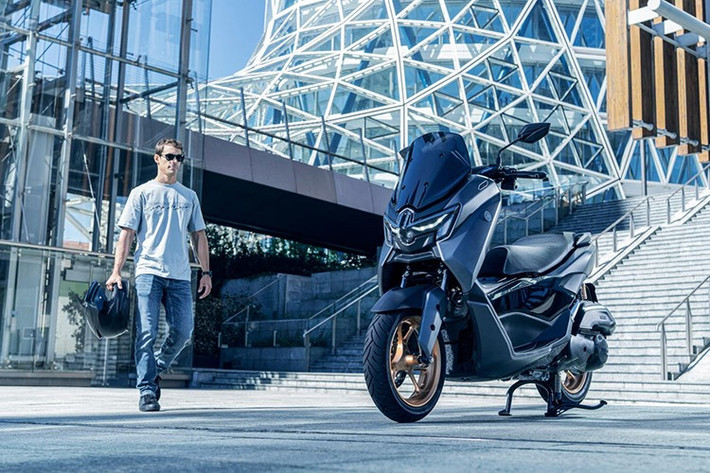 Với lần trở lại Việt Nam này, NMax dự kiến sẽ có giá không rẻ do được định vị cao cấp hơn người anh em NVX. Hiện tại thế hệ mới của NVX cũng đang có giá từ 56,5 tới 69 triệu đồng tuỳ phiên bản, trong khi NMax cũng có giá quy đổi tại Indonesia khoảng 70 triệu đồng. Chính vì vậy có thể dự đoán giá của NMax tại Việt Nam sẽ một lần nữa ở khoảng trên dưới 80 triệu đồng.