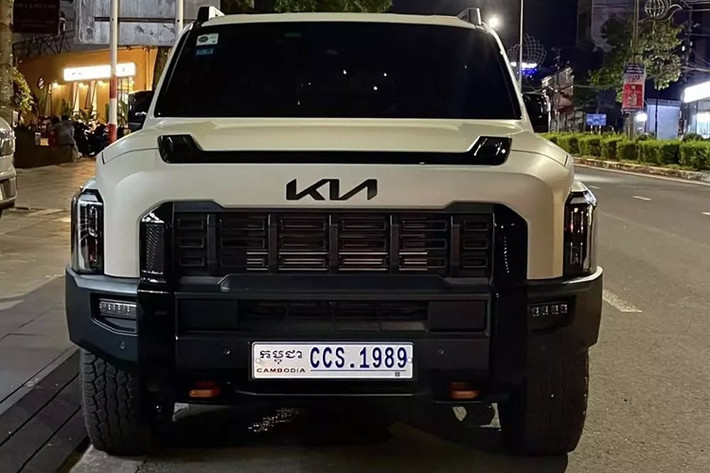 Kia Tasman 2025 bản tiêu chuẩn được trang bị hệ dẫn động 1 cầu hoặc 2 cầu tùy chọn. Trong khi đó, bản X-Pro dùng hệ dẫn động 2 cầu tiêu chuẩn. Xe có 3 chế độ lái (Eco, Smart, Sport) và 3 chế độ chạy địa hình (Sand/Desert, Mud, Snow). Phiên bản X-Pro sẽ có thêm chế độ chạy địa hình thứ 4 là Rock.