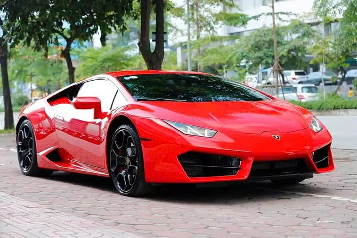 Lamborghini Huracan là 1 sự lựa chọn rất tốt về tầm giá cho các siêu xe dưới 9 tỷ đồng hiện nay, vì thế, 1 doanh nhân Đồng Nai đã chốt đơn ngay chiếc dẫn động cầu sau duy nhất rao bán trên thị trường. Xe mang ngoại thất màu đỏ và được chủ mới cho sơn lại bộ mâm màu bạc, hệ thống ống xả độ vẫn còn.