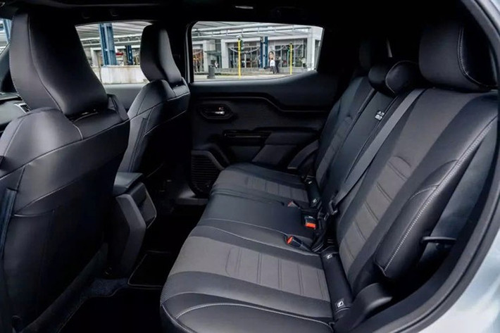 Mặc dù Urban Cruiser có kích thước nhỏ gọn nhưng nội thất lại rộng rãi như một chiếc SUV cỡ trung. Điều này có thể thực hiện được nhờ nền tảng EV và chiều dài cơ sở rộng rãi 2.700 mm, dài hơn 140 mm so với Yaris Cross. Ngoài ra, băng ghế sau có chức năng trượt và ngả để tăng thêm tính thực dụng.