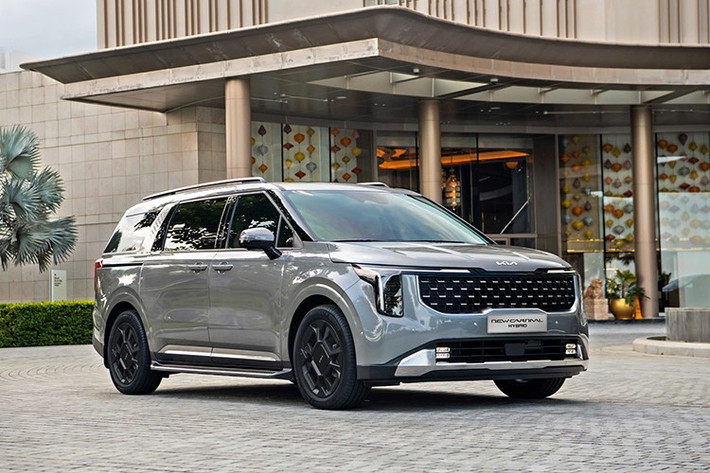 Giá bán phiên bản Premium với các gói tùy chọn sau ưu đãi từ 1,539 – 1,619 tỷ đồng. Kía Carnival Premium Hybrid đang được áp dụng chính sách bảo hành chính hãng với 7 năm hoặc 150.000 km cho pin Hybrid.