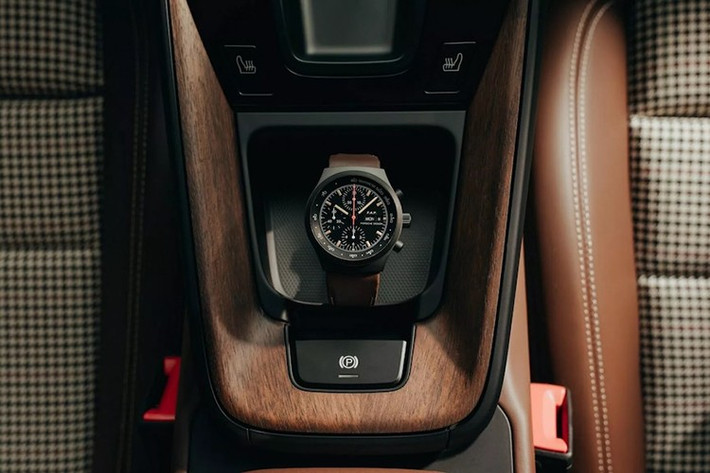 Giống như phiên bản tiêu chuẩn , phiên bản đặc biệt cũng được trang bị động cơ sáu xi-lanh 4.0 lít, sản sinh công suất 502 mã lực và mô-men xoắn 448Nm. Khách hàng có thể trang bị cho xe hộp số tự động hoặc hộp số sàn. Giá khởi điểm của phiên bản này là 387.000 đô la và số lượng sản xuất sẽ giới hạn ở 90 chiếc trên toàn cầu. Tuy nhiên, một chiếc đã được dành riêng cho Mark Porsche.