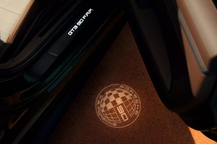 Trên đó có hình bóng của chiếc 911 nguyên bản, chữ ký của FA Porsche và dòng chữ xác nhận chiếc xe là 1 trong số 90 chiếc được sản xuất. Những điểm nổi bật khác bao gồm một tấm ốp bảng điều khiển trung tâm đặc biệt và đường chỉ khâu tương phản màu Limestone.