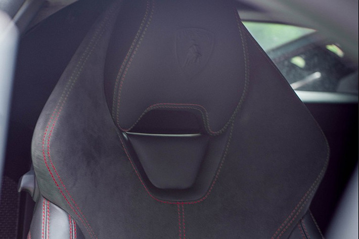 Điểm khác biệt lớn nhất của Lamborghini Huracan LP580-2 chính là hệ dẫn động cầu sau so với LP610-4 là hệ dẫn động 4 bánh toàn thời gian. Nhờ đó, Huracan LP580-2 có trọng lượng nhẹ hơn 33kg (ở mức 1.389 kg), phân bổ trọng lượng trước/sau là 40-60.