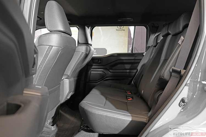 Điểm nhấn lớn nhất của Land Cruiser FJ nằm ở hệ thống an toàn khi được trang bị gói Toyota Safety Sense, bao gồm các tính năng như cảnh báo va chạm phía trước, hỗ trợ giữ làn, cảnh báo điểm mù, cảnh báo phương tiện cắt ngang phía sau và kiểm soát hành trình thích ứng toàn dải tốc độ.