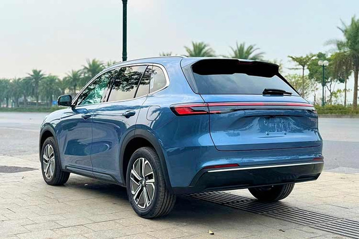 Từ hình ảnh hé lộ của hãng, có thể thấy 2 mẫu xe mới sẽ là Geely EX5 EM-i bản hybrid và xe điện Geely EX2. Trong đó mặc dù chung tên gọi EX5 với mẫu SUV điện được ra mắt vào năm 2025, Geely EX5 EM-i 2026 có nhiều thay đổi về thiết kế, kích thước và quan trọng nhất là hệ động lực khác biệt.