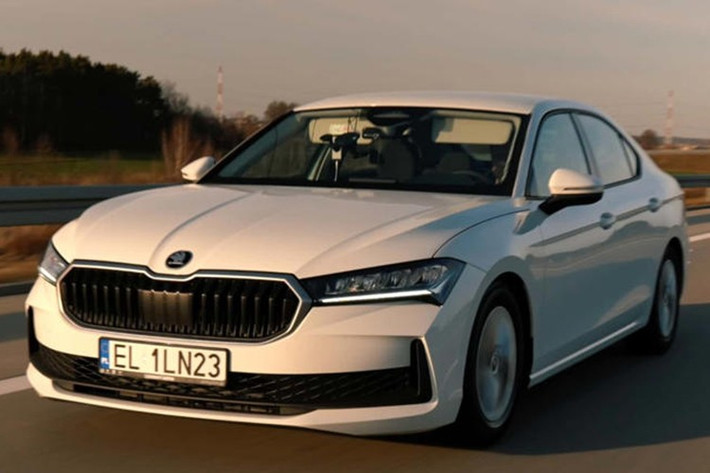Chiếc xe sedan Skoda Superb Diesel của Miko là xe sử dụng hằng ngày, đã lăn bánh khoảng 20.000 km trước khi lập kỷ lục. Xe dùng động cơ 2.0L tăng áp bốn xi-lanh, công suất 148 mã lực, mô-men xoắn 360 Nm, hộp số DSG 7 cấp và dẫn động cầu trước.