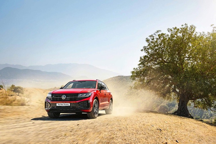 Điều này sẽ giúp Volkswagen ID. Touareg khác biệt với Porsche Cayenne Electric vốn dự kiến ra mắt vào năm 2026 và dùng nền tảng PPE. Cách tiếp cận này cũng phù hợp với chiến lược của Volkswagen trong việc hồi sinh các tên tuổi quen thuộc của kỷ nguyên động cơ đốt trong cho thời đại điện hóa, bắt đầu với ID. Polo vào năm tới.