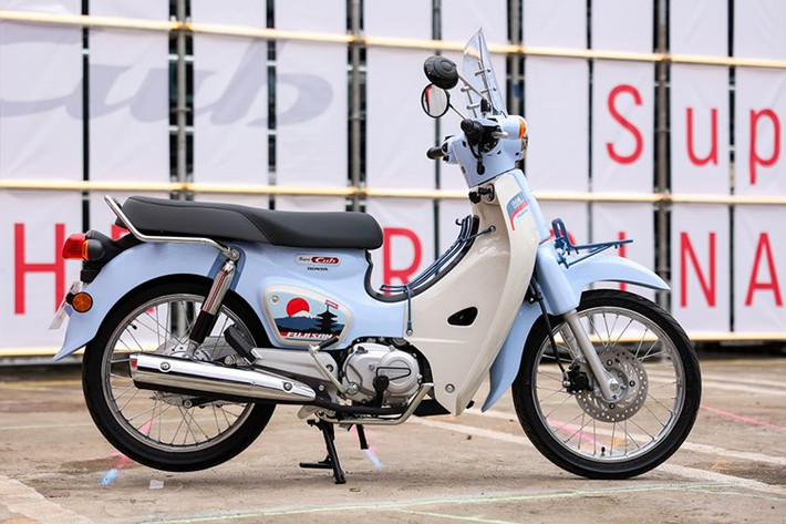 Phiên bản Honda Super Cub Fujisan Limited Edition đặc biệt này được thiết kế nổi bật với tông màu xanh - trắng kết hợp cùng bộ tem độc quyền mang hình ảnh địa danh nổi tiếng của Nhật Bản.