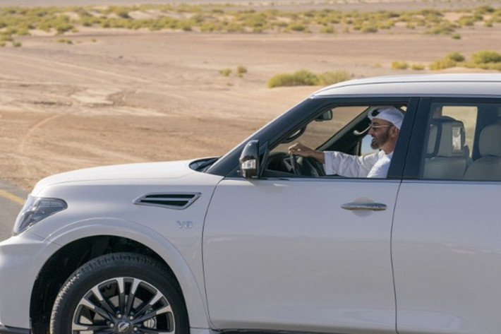 Phần lớn lãnh thổ UAE là cát vàng trải dài, nơi những con đường nhựa chỉ chiếm phần nhỏ. Bởi vậy, một chiếc SUV có khả năng off-road tốt là điều gần như bắt buộc. Patrol đáp ứng trọn vẹn: khung gầm vững chắc, động cơ mạnh mẽ và hệ dẫn động bốn bánh đáng tin cậy.