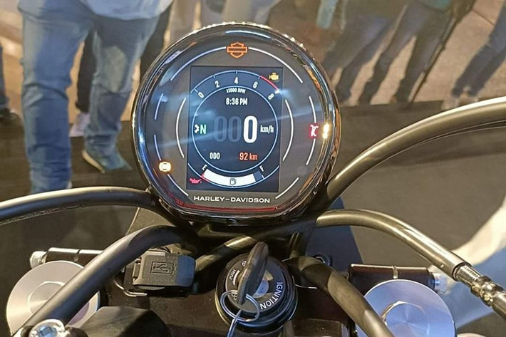 Xe được trang bị đồng hồ dạng tròn hoàn toàn điện tử, ngoài ra X440T cũng được tích hợp nhiều tính năng điện tử hiện đại như hệ thống điều khiển ga điện tử (ride-by-wire), nhiều chế độ lái, ABS điều chỉnh được và kiểm soát lực bám đường, giúp người lái tự tin trên mọi loại địa hình.