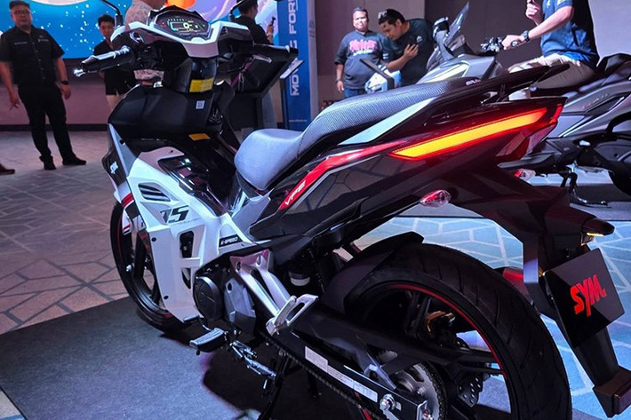 Trang bị khung gầm của VFE185i cũng khá ấn tượng trong phân khúc. Ở phía trước, xe sử dụng phuộc ống lồng với hành trình lên đến 185 mm. Phía sau là giảm xóc đơn có thể điều chỉnh tải trước.