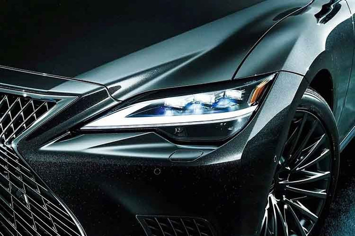 Lexus LS Heritage Edition 2026 sơn màu Ninety Noir hoàn toàn mới, một tông đen sâu kết hợp chi tiết trang trí tối màu và bộ mâm 20 inch đa chấu kép sơn xám kim loại. Các trang bị tiêu chuẩn, gồm: cửa sổ trời toàn cảnh, hệ thống camera toàn cảnh, ốp gỗ cao cấp Laser Special Black, chất liệu Ultrasuede trên trần xe và tấm che nắng.