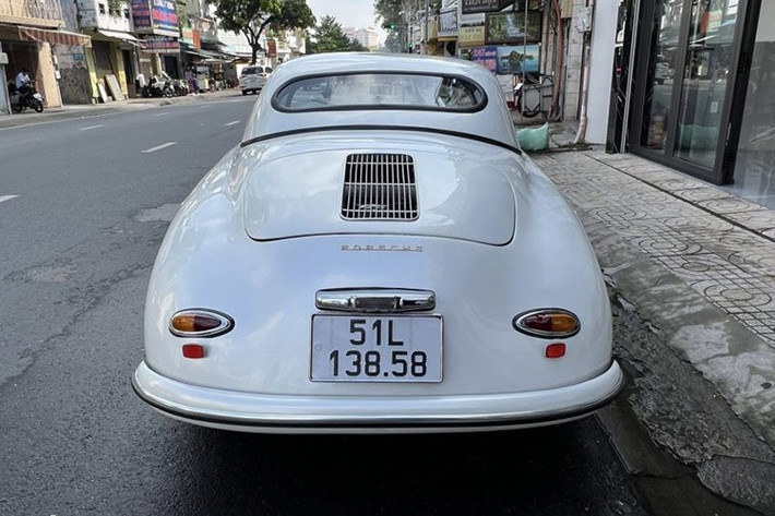 Mẫu 356A Speedster nổi bật nhờ trọng lượng nhẹ, khả năng vận hành linh hoạt và cảm giác lái thuần khiết - đây vốn là những yếu tố định hình “DNA thể thao” của Porsche sau này.