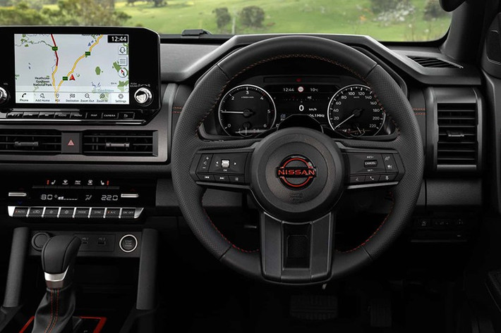 Navara mới cung cấp mọi thứ từ kiểm soát hành trình thích ứng (Adaptive Cruise Control), đèn pha tự động đến nhận diện biển báo giao thông và giám sát điểm mù với hỗ trợ chuyển làn. Gói hỗ trợ lái xe nâng cao (ADAS) bao gồm hỗ trợ làn đường khẩn cấp và chức năng ngăn chặn tăng tốc ngoài ý khi vô tình đạp nhầm chân ga.