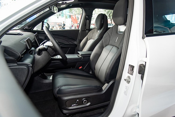 Nằm bên dưới nắp ca-pô của Omoda C7 là 2 tùy chọn động cơ, bao gồm máy xăng và hybrid cắm sạc (PHEV). Trong đó, phiên bản máy xăng dùng động cơ tăng áp 1.6L, đi kèm hộp số ly hợp kép 7 cấp. Động cơ tạo ra công suất tối đa 183 mã lực và mô-men xoắn cực đại 275 Nm.