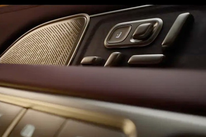 Ngoại hình xe được tinh chỉnh theo hướng mạnh mẽ hơn, với cụm đèn trước sắc nét, khe gió thấp hơn và lưới tản nhiệt định hình rõ nét.